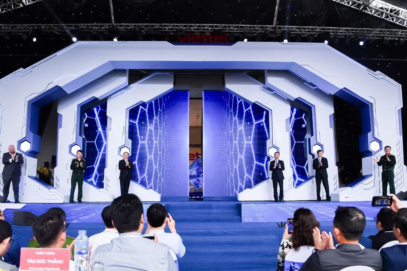 Officials inaugurate Viettel's Hoa Lac data center at a launch ceremony